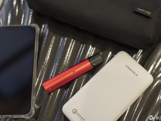 悦刻五代电子烟壳一吸就亮红灯怎么回事?